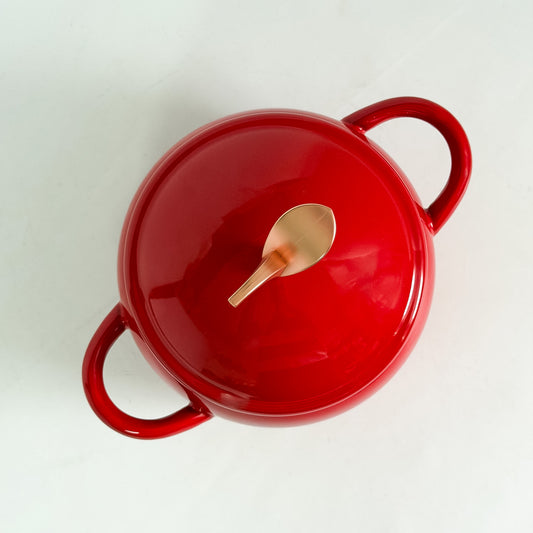Cacerola pequeña con asas tomates