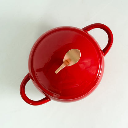 Cacerola pequeña con asas tomates