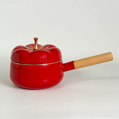 Cazo pequeño con mango tomates