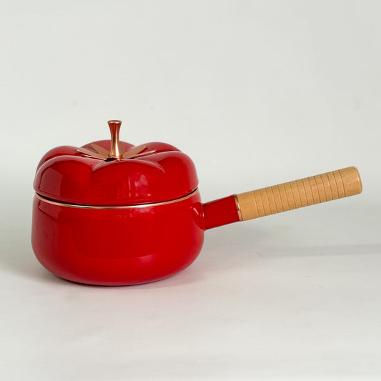 Cazo pequeño con mango tomates